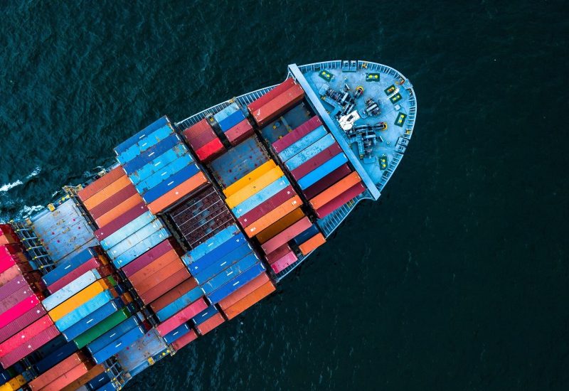 schip-met-zeecontainers-van-bovenaf